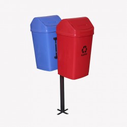 Poste com 2 lixeiras 50 litros B. tampa vai e vem